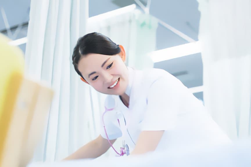 笑顔で患者に対応する看護師の様子
