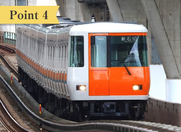新石切駅に到着する電車。アクセスの良さを示すシーン。